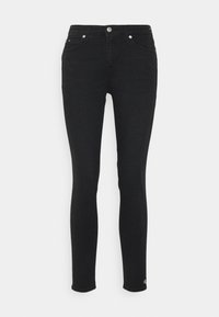 Jeans ajustados negros de denim, con un diseño ceñido, estilo estándar de cinco bolsillos, cierre de botón y una marcada mínima en el dobladillo.