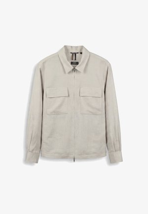 Veste chemise beige clair à manches longues avec fermeture éclair, col et deux poches avant à rabat, présentée à plat sur fond blanc.