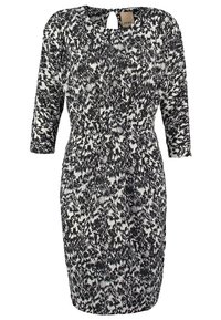 Svart och vit klänning med ett texturerat abstrakt mönster, trekvartslånga ärmar, åtsittande midja och rundad nacke med en nyckelhålsöppning på baksidan.