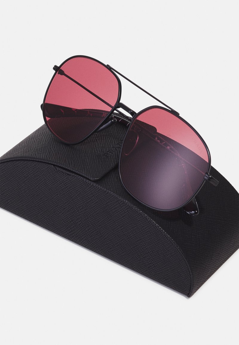 Herren Mützen, Hüte & Caps | Prada Sonnenbrille matte black/schwarz - KE47483 Herren Mützen, Hüte & Caps | Prada Sonnenbrille matte black/schwarz - KE47483