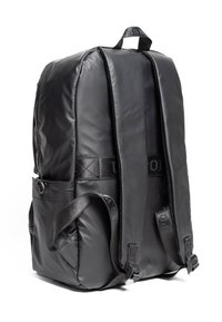 Zaino nero realizzato in tessuto liscio e durevole. Presenta spallacci imbottiti, una maniglia superiore e tasche esterne con zip. Design minimalista.