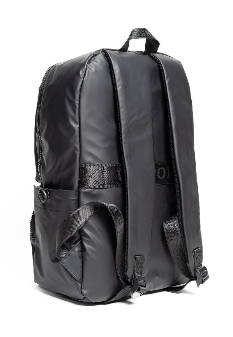 Zaino nero realizzato in tessuto liscio e durevole. Presenta spallacci imbottiti, una maniglia superiore e tasche esterne con zip. Design minimalista.