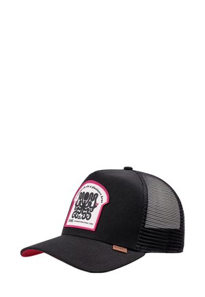 Schwarze Netz-Trucker-Cap mit einem rosa umrandeten Patch, das eine stilisierte Oktopusgrafik und Text zeigt, sowie ein kleines braunes Markentäfelchen am Schirm.