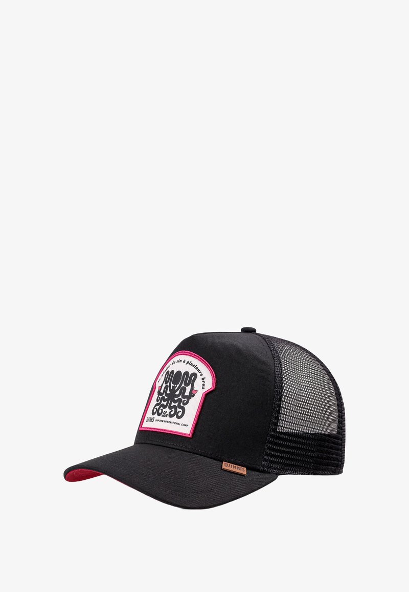 Gorra trucker de malla negra con parche de borde rosa que presenta un gráfico de pulpo estilizado y texto, y una pequeña etiqueta de marca marrón en el visor.