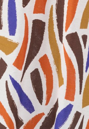 Motivo astratto per tessuto con forme irregolari di pennellate in arancione, marrone, giallo senape e blu su sfondo bianco.