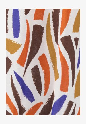 Motif abstrait de tissu avec des formes de coups de pinceau irrégulières en orange, marron, jaune moutarde et bleu sur fond blanc.