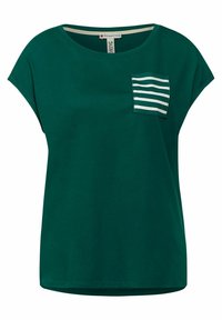 Grön kortärmad t-shirt i bomull med rund halsringning och en randig fickdetalj på vänster bröst. Slät textur.