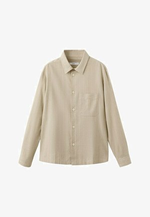 Chemise beige à manches longues avec boutons, rayures verticales subtiles et une poche poitrine unique, présentée sur un fond blanc.