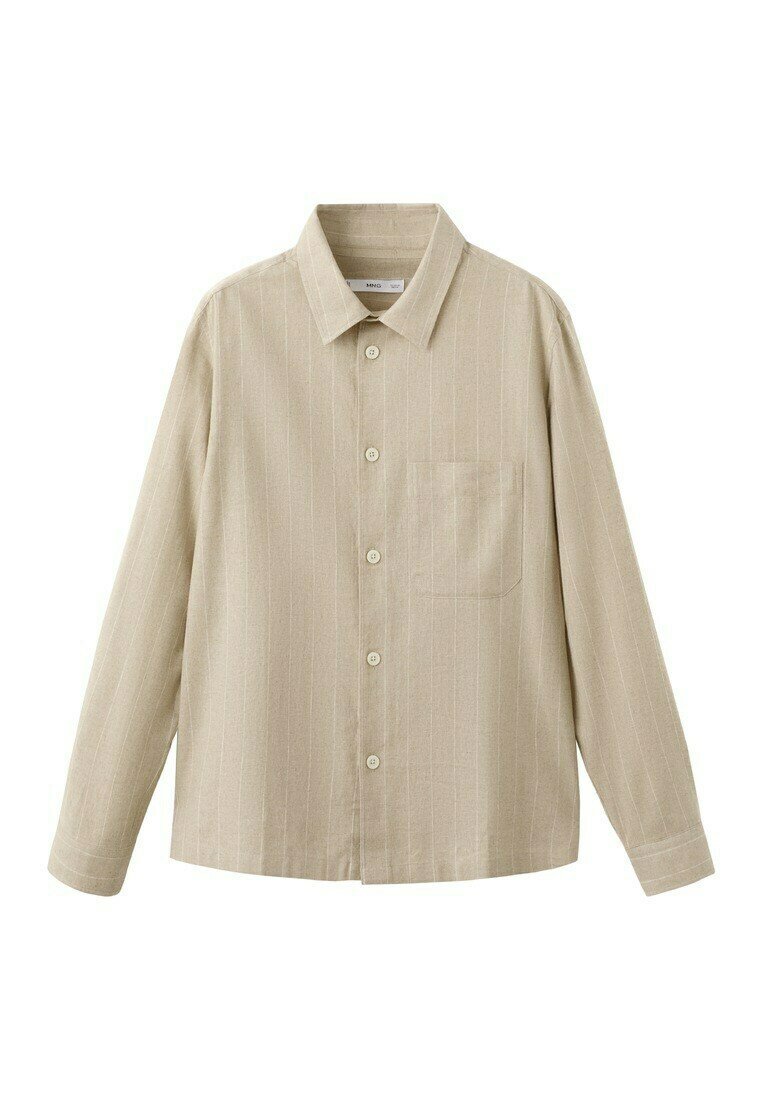 Chemise beige à manches longues avec boutons, rayures verticales subtiles et une poche poitrine unique, présentée sur un fond blanc.