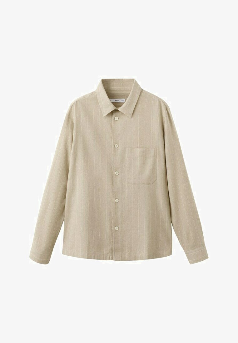 Chemise beige à manches longues avec boutons, rayures verticales subtiles et une poche poitrine unique, présentée sur un fond blanc.