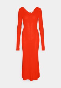 Robe longue en maille rouge à manches longues, avec un décolleté en V, une coupe ajustée et un ourlet jusqu'au sol. Texture lisse et couleur unie sans motifs.