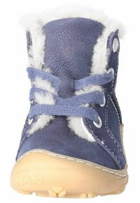 Stivale per bambini blu in suede con fodera in pelliccia sintetica, dettagli bianchi, occhielli circolari e suola in gomma con piccoli motivi antiscivolo.