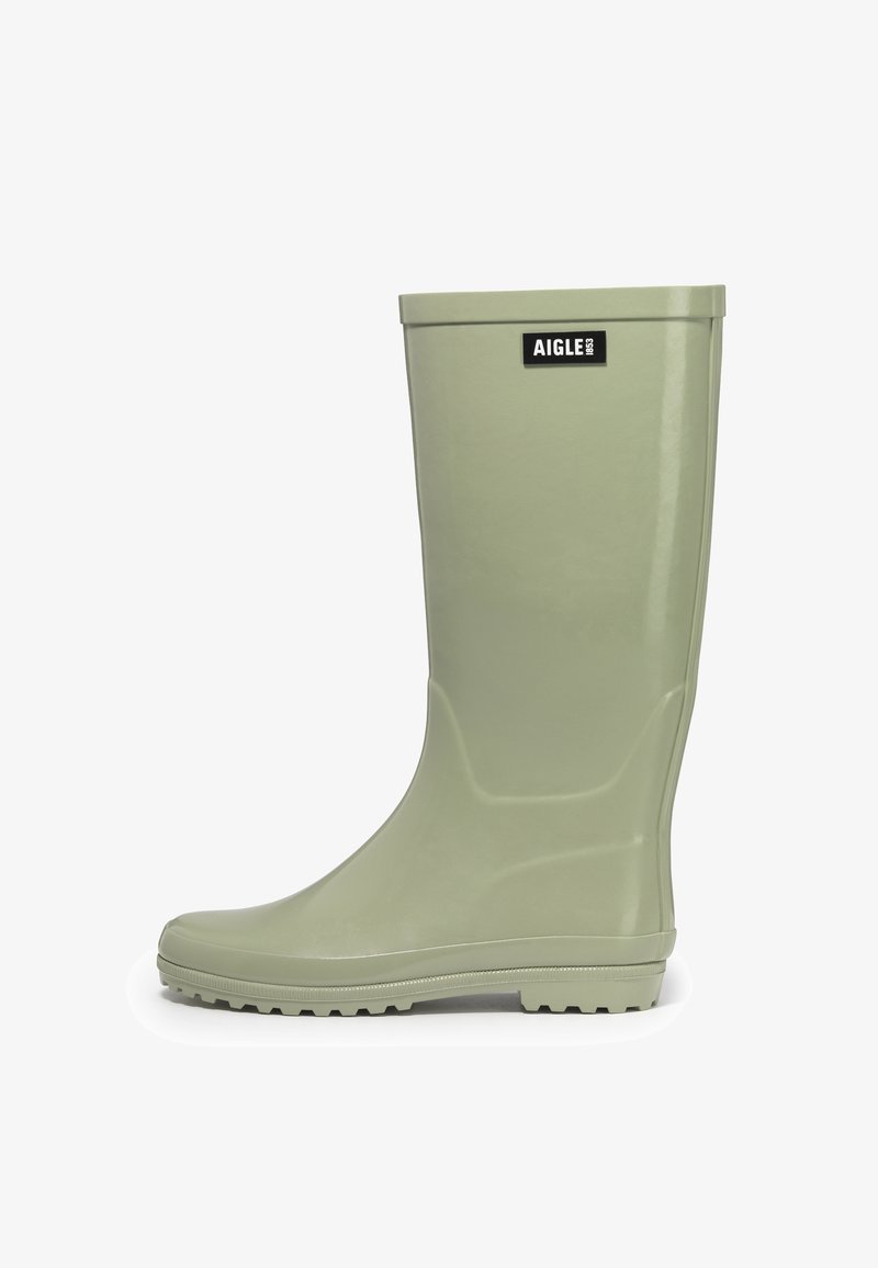 Botte de pluie en caoutchouc verte avec une texture lisse, tige haute et semelle épaisse. Présente une étiquette logo noire à l'avant.