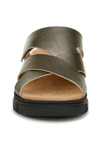 Sandal in pelle marrone con cinturini incrociati e una soletta sagomata. La parte superiore testurizzata e una suola in gomma nera offrono supporto e aderenza.