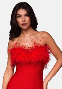 Röd klänning med en fjäderklädd bodice, strukturerad form och en figurnära silhuett. Slät tyg med en markerad midja.