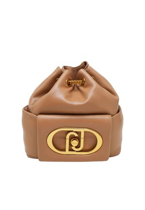 Borsa in pelle color cuoio con coulisse, dettaglio catena dorata e grande logo ovale dorato sulla tasca frontale su sfondo bianco.