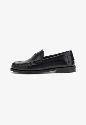 Zwarte leren penny loafer met moc-toe stiksels en lage hak, zijaanzicht op witte achtergrond.