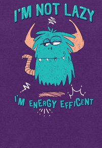 Fialové tričko s karikaturizovaným tyrkysovým monstrem s oranžovými akcenty, velkýma očima a textem "NEJSEM LENIVÝ, JSEM ENERGETICKY ÚČINNÝ."
