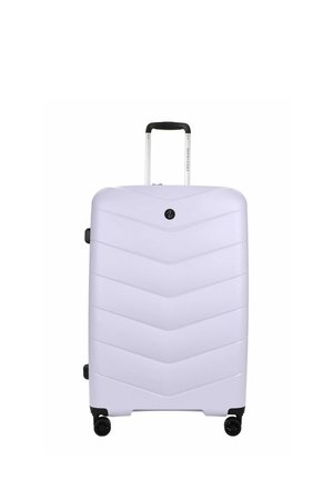 Maleta rígida de color lavanda con cuatro ruedas negras, asa extensible y patrón de chevron en el panel frontal.