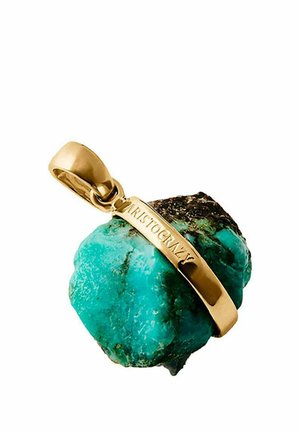 Colgante de piedra cruda turquesa con broche y banda en tono dorado grabados con la palabra "MARSTOGRANLY" sobre un fondo blanco.