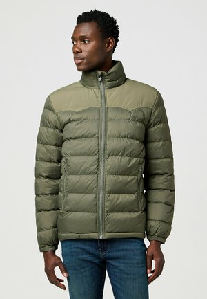 Chaqueta de plumas verde con cuello alto, cierre de cremallera en la parte delantera y diseño acolchado. Presenta paneles de hombro en contraste y bolsillos laterales con cremallera.