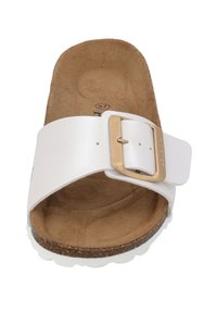Infradito bianche con una larga fascia e un fibbia dorata. Il plantare è in suede marrone con una suola in sughero e una suola esterna in gomma bianca.