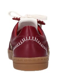 Sneaker en cuir rouge avec des coutures blanches, une texture lisse et une semelle en caoutchouc. Présente des lacets et un panneau latéral en maille pour la ventilation.