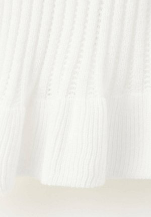 Tissu tricoté blanc avec des motifs côtelés verticaux et en dentelle, présentant un large ourlet côtelé sur le bord inférieur.