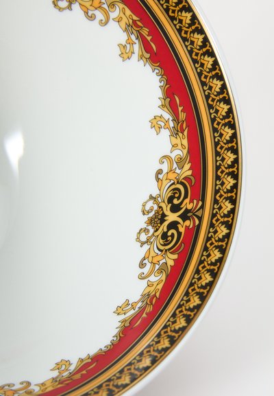 Λευκό πορσελάνινο μπολ με περίπλοκα χρυσά, κόκκινα και μαύρα ανθικά μοτίβα κατά μήκος της ακμής, με γυαλιστερό φινίρισμα και ομαλή υφή.