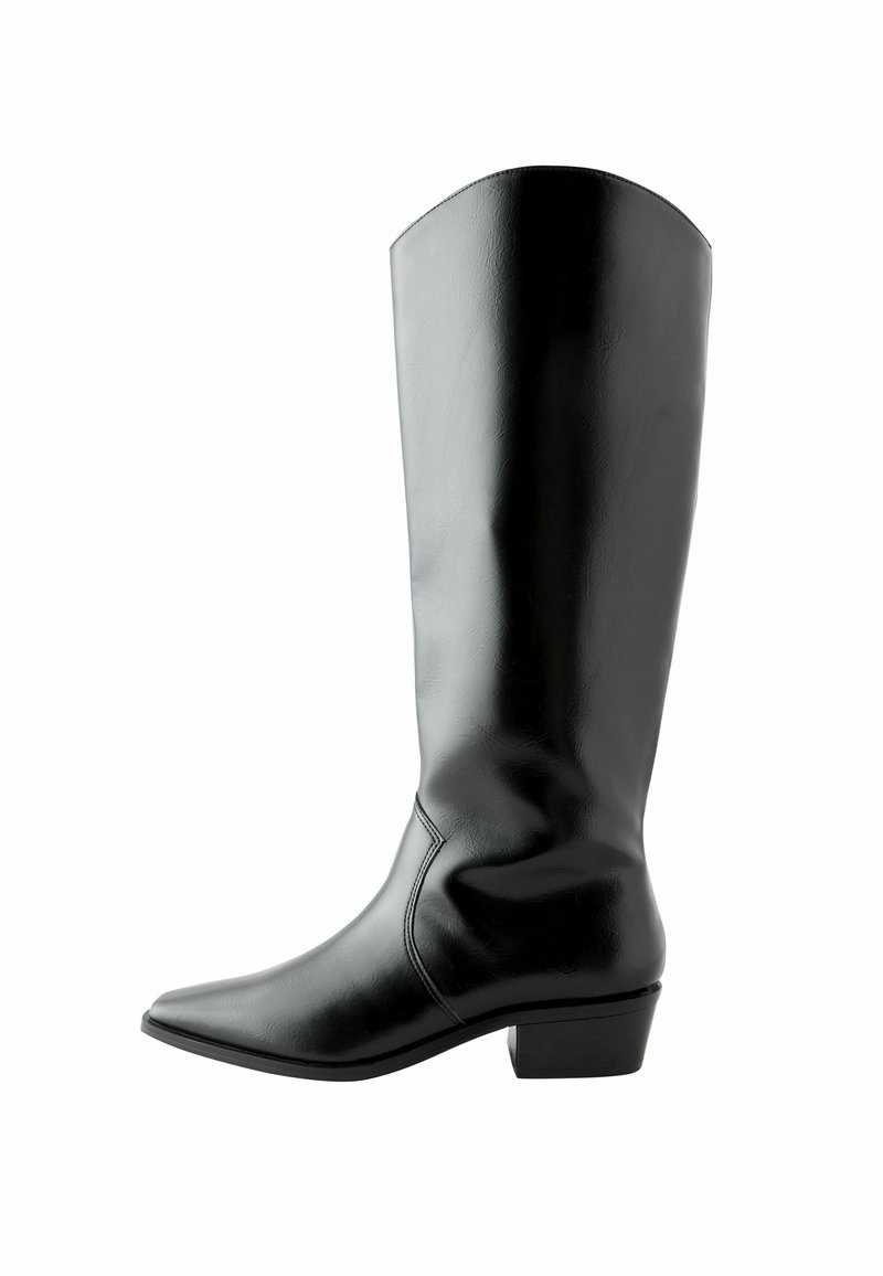 Sorte læderknæhøje støvler med spidse tæer, glat tekstur og kort blokhæl. Har minimalistisk design og sømløs konstruktion.