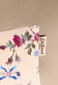 Unselected, cream acorn sprig