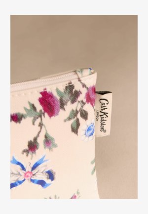 Pouch sa patentom s cvjetnim uzorkom u krem boji s zelenim, plavim i ružičastim cvjetovima. Na strani se nalazi crno-bijela oznaka. Tekstura površine.