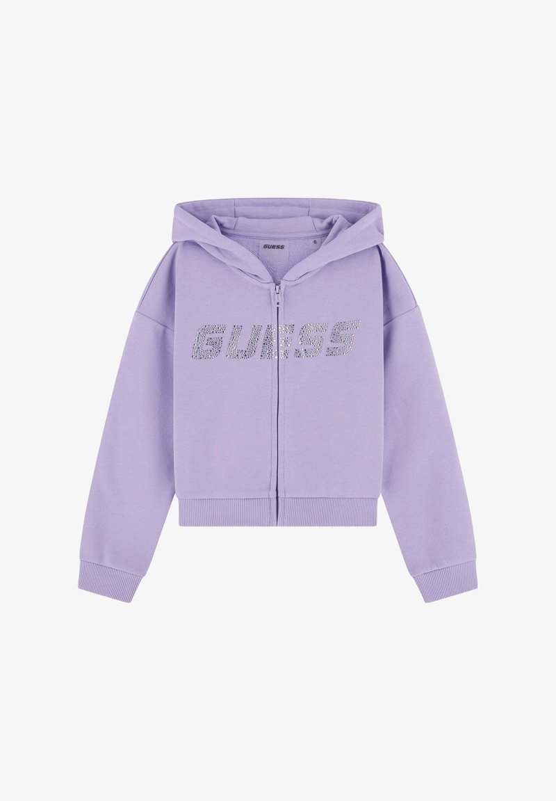 Lila rövidített kapucnis pulóver elülső cipzárral és kapucnival. Az mellkasán strasszköves "GUESS" logó található, ribbelt mandzsettákkal és hem.