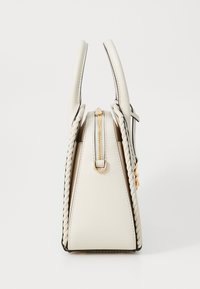 Cremfarbener Handtasche mit strukturiertem Design, verziert mit geflochtenen Details entlang der Kanten, goldfarbenem Reißverschluss und zwei oberen Griffen.