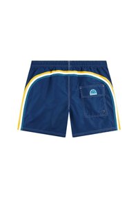 Shorts da nuoto blu navy con accenti a strisce gialle, bianche e blu. Presentano una tasca posteriore con pattina e logo, realizzati in materiali leggeri.