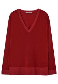 Rode V-hals trui gemaakt van zachte gebreide stof, met geribbelde afwerking aan de halslijn en manchetten, en subtiele stikseldetails aan de zoom.