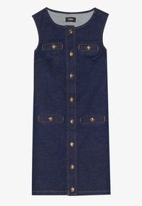 Robe sans manches en denim bleu foncé avec un devant à boutons, deux poches avant, des accents en métal doré et des surpiqûres jaunes contrastantes.