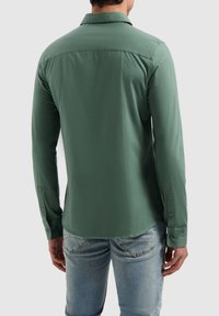 Groen langemouwen shirt van soepel stof, met een klassieke kraag, knoopmanchetten en een afgeronde zoom aan de achterkant.