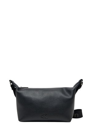 Borsa a tracolla in pelle nera con superficie strutturata, chiusura con zip, tracolla regolabile e logo impresso sul davant. Forma rettangolare compatta.