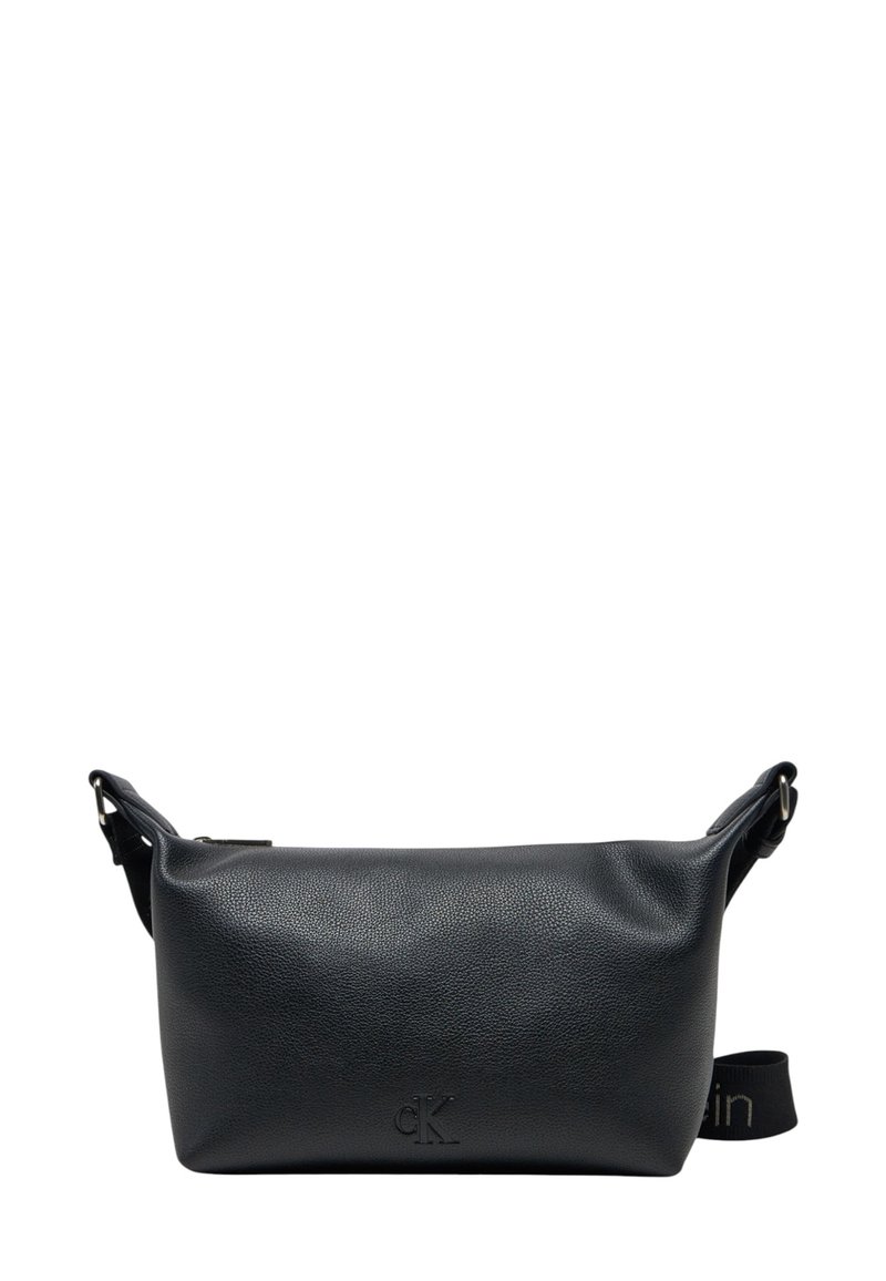 Borsa a tracolla in pelle nera con superficie strutturata, chiusura con zip, tracolla regolabile e logo impresso sul davant. Forma rettangolare compatta.