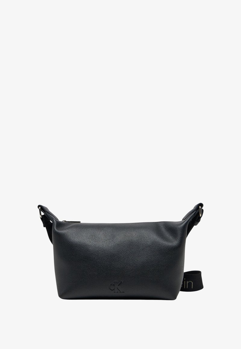 Borsa a tracolla in pelle nera con superficie strutturata, chiusura con zip, tracolla regolabile e logo impresso sul davant. Forma rettangolare compatta.