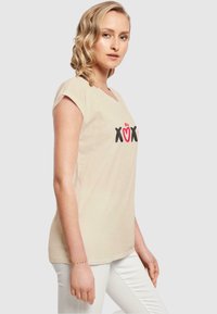 Merchcode VALENTINES DAY - XOXO EXTENDED SHOULDER  - T-shirts med print - whitesand