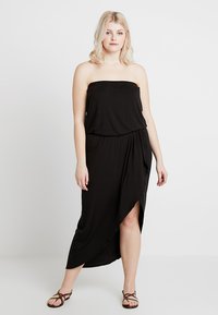 Svart strapless maxi-klänning med en avslappnad passform, som har en rynkad halsringning, en sidoklyvning och ett flödande fall av mjukt tyg.