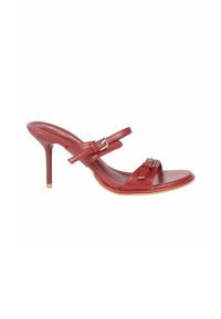 Sandaletto alto in pelle rossa con due cinturini regolabili e fibbie metalliche. Presenta una parte superiore liscia, punta aperta e tacco a stiletto sottile.