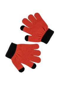 Un paio di guanti rossi lavorati a maglia con polsini neri e punte nere sulle dita dei pollici e degli indici, posati su uno sfondo bianco.