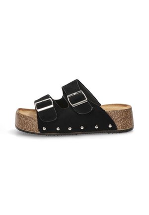 Sandalias de ante negro con dos correas ajustables, hebillas plateadas y una plataforma de corcho texturizada con pequeñas tachuelas metálicas a lo largo del costado.