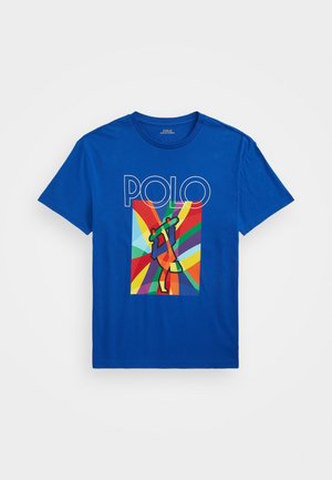 Blaues Polo Ralph Lauren T-Shirt mit bunter abstrakter Golfer-Grafik und umrandetem "POLO"-Text über dem Design.