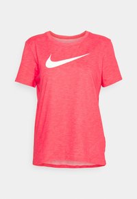 Camiseta rosa de manga corta confeccionada con tela texturizada. Presenta un logo blanco de Nike swoosh en el frente. Diseño clásico de cuello redondo.