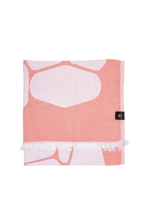 Presavijeni ružičasto-bijeli tekstilni materijal s apstraktnim oblicima i bijelim resama uz donji rub, s malom crnom naljepnicom sa strane.