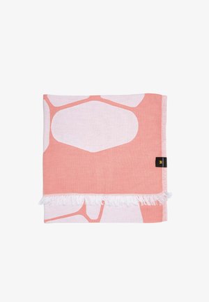 Zložená ružovo-biela vzorovaná textília s abstraktnými tvarmi a bielym strapcom pozdĺž spodného okraja, s malou čiernou etiketou na boku.